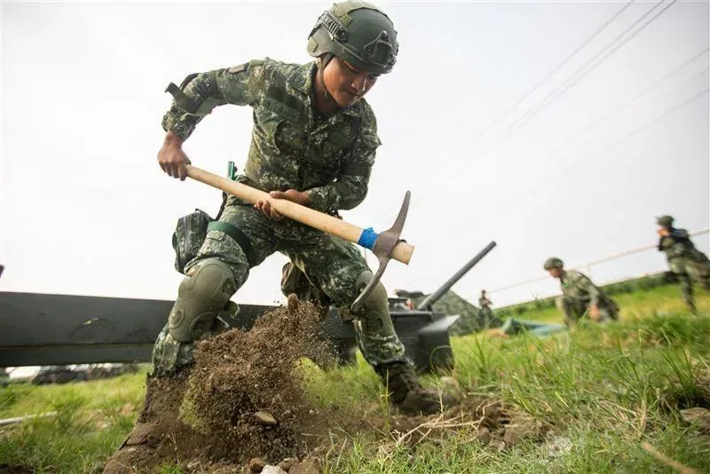 鋤坑穩定砲身,強化攝擊精準度。(圖/青年日報記者林睿奕攝)