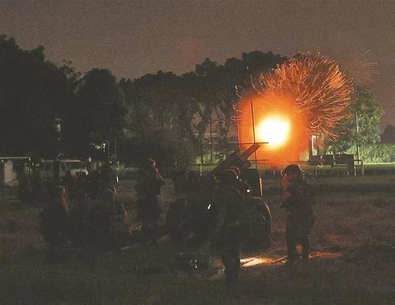 105榴彈砲夜間實彈射擊鑑測,命中目標。(圖/青年日報記者傅文琦攝)