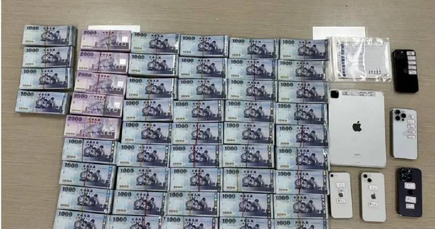 警方2名嫌犯的住處及詐騙機房進行搜索時,查獲586萬元新台幣現金、1輛價值約386萬元的BMW轎車、以及大量筆記帳本和虛擬貨幣。(圖/翻攝畫面)