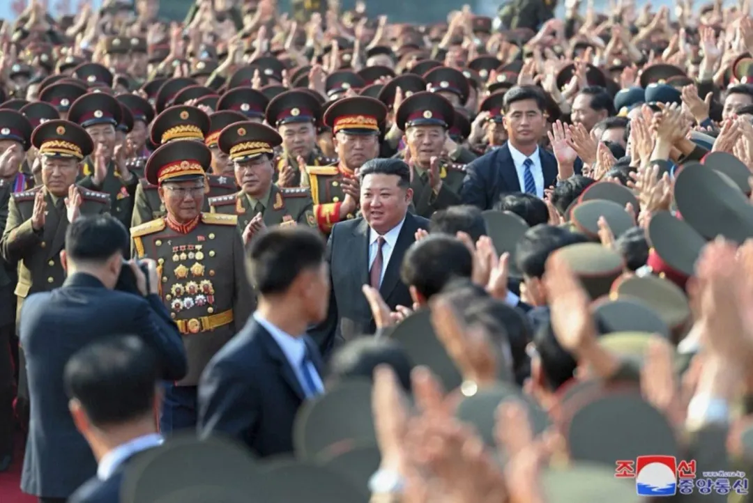 北韓最高領導人金正恩7日造訪「金正恩國防綜合大學」並發表演說(圖/美聯社)