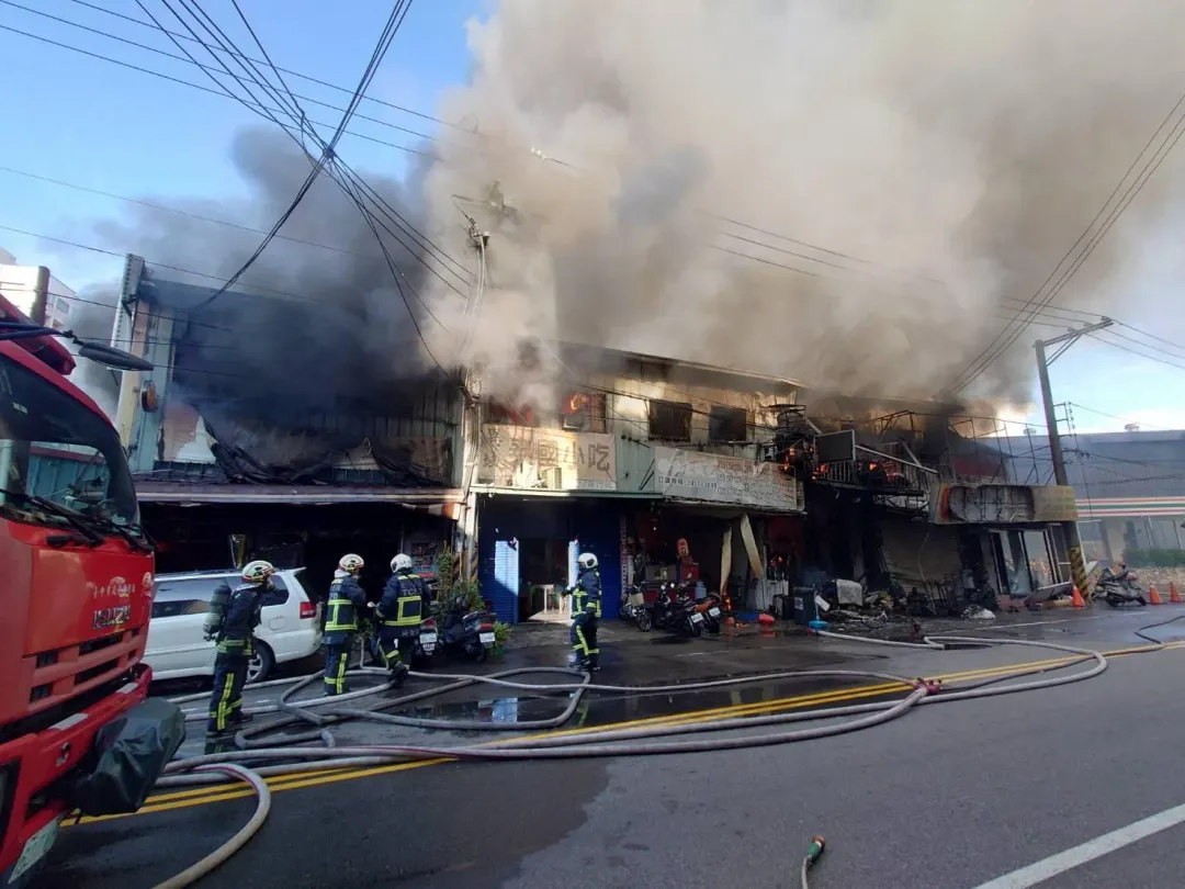台中市今（8）日下午3時許，位於西屯區福星路的多間民宅驚傳火警。（圖／翻攝畫面）