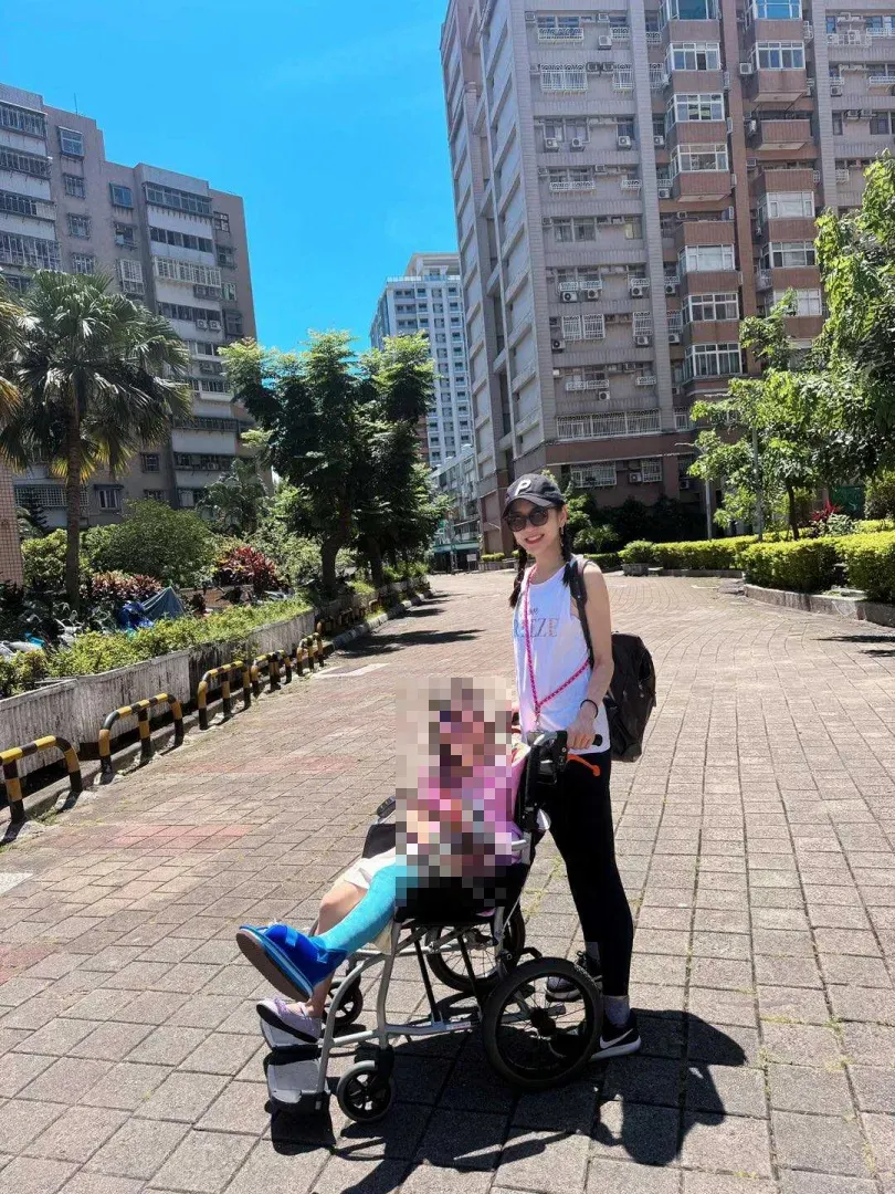 楊千霈大女兒左腿脛骨斷成兩半，必須坐輪椅上下學。（圖／翻攝自楊千霈臉書）