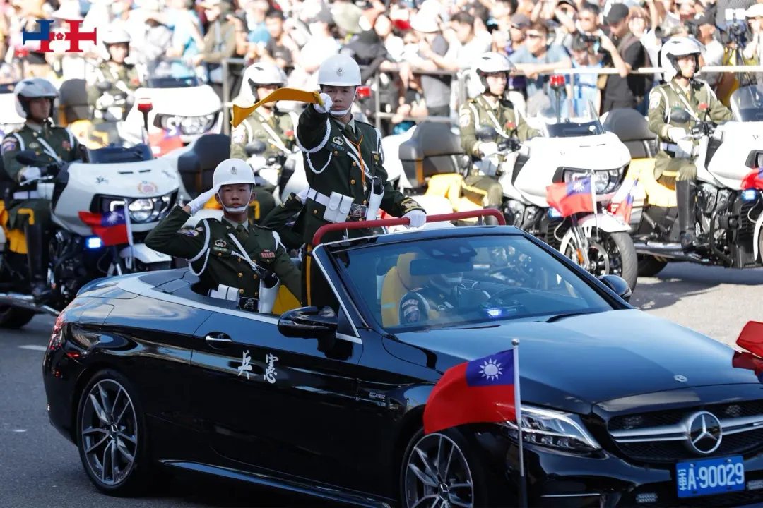 國慶大會預演，憲兵車隊向總統府前廣場致敬。（圖／國慶籌備委員會提供）