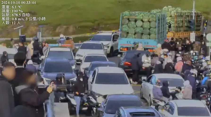 合歡山武嶺亭人車不斷。（圖／翻攝自台灣即時影像監視器）