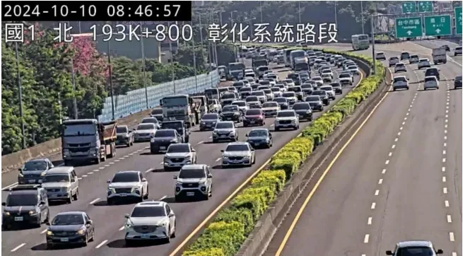 今日8時22分於國1南向193.6公里處發生4輛小客車追撞事故,占用內側車道,於8時45分排除。(圖/高速公路局)
