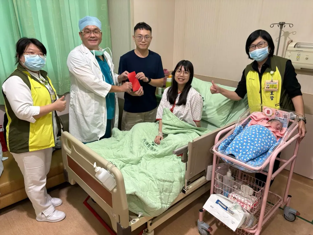 彰濱秀傳李岳聰副院長送紅包給國慶寶寶-住福興的陳小姐生的第一胎男寶寶。(圖/彰濱秀傳提供)