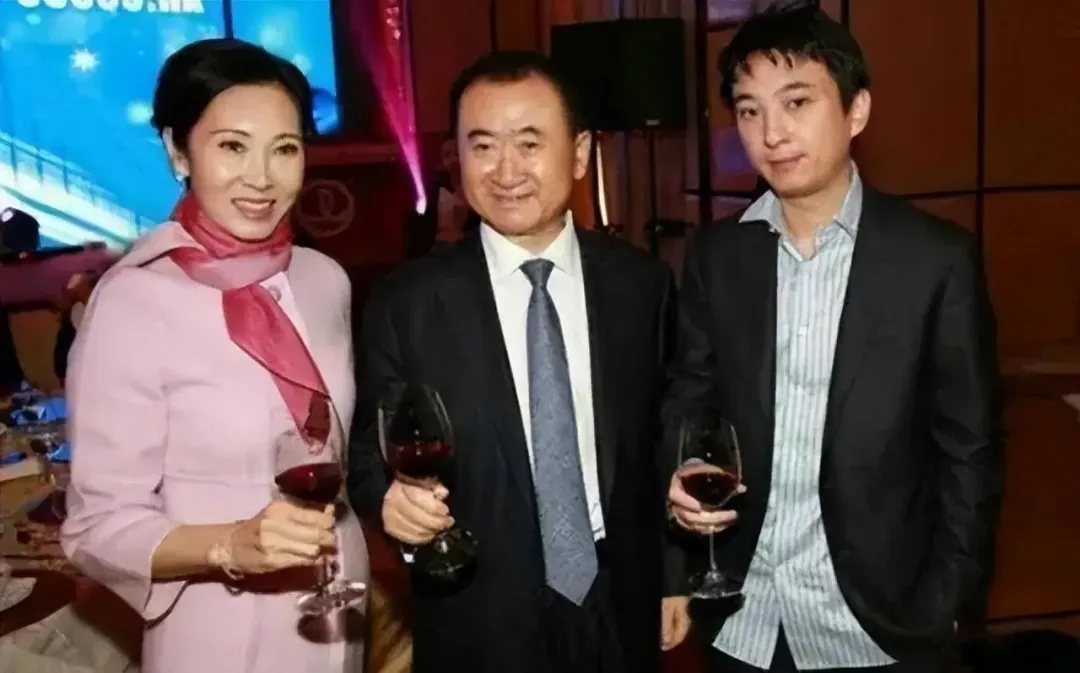 萬達集團董事長王健林一家合照，右為其獨子王思聰。（圖／翻攝百度）