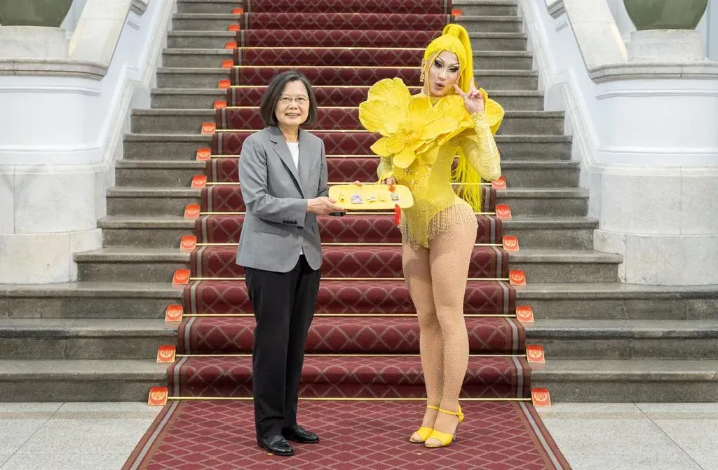 世界變裝皇后妮妃雅(右)曾獲得前總統蔡英文在總統府接見的殊榮。(圖/總統府提供)