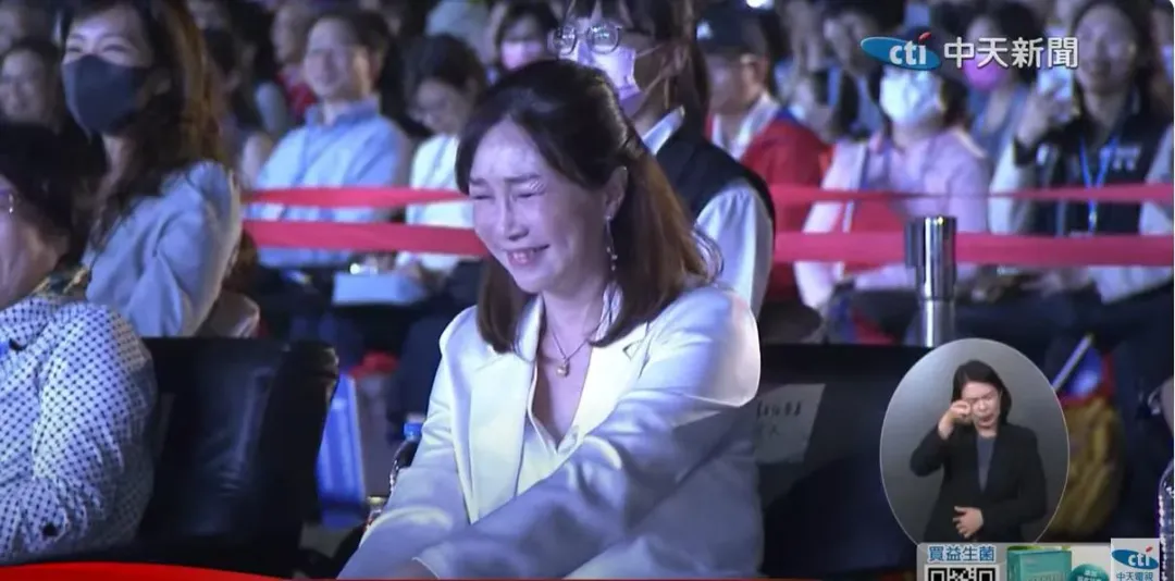聽到韓國瑜的妙語如珠妻子李佳芬也笑了。(圖/中天新聞)