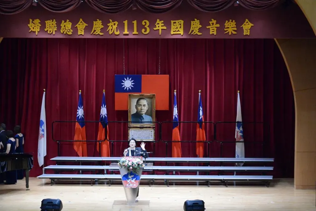 音樂會由婦聯雷倩主任委員及許歷農將軍帶領著10位唐寶寶天使和全體演唱國歌及國旗歌中揭開序幕。(圖/中華民國婦女聯合會提供)