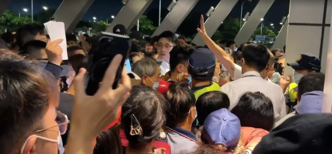 雲林高鐵站外人山人海，警察喝斥推擠的民眾。（圖/翻攝畫面）