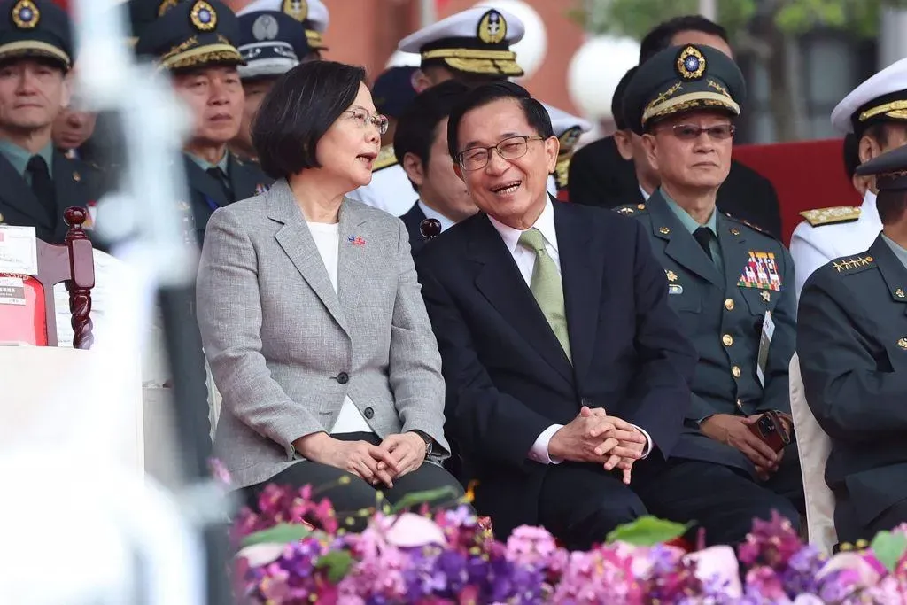 113年國慶大會10日盛大舉行，前總統蔡英文（左）、陳水扁（右）在會上交談甚歡。（圖/資料照）