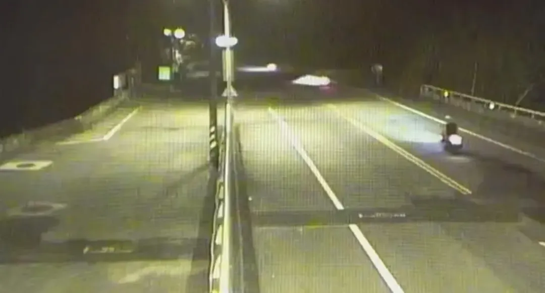 疑似對路況不熟,不慎自撞電線桿肇事。(圖/翻攝畫面)