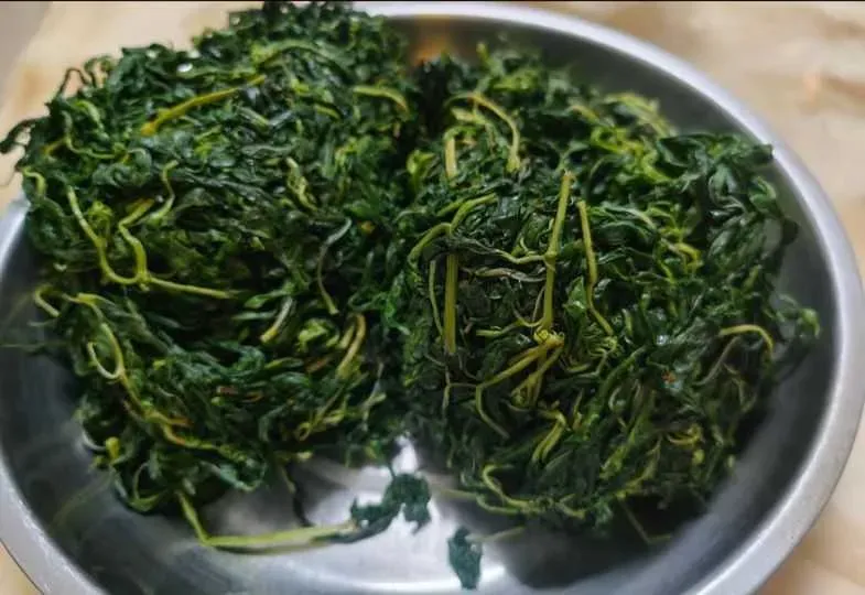 一名女網友到男友家作客，看見對方的家人用「不鏽鋼餐盤」招待她，覺得不受尊重，氣得她立馬轉身就走。（圖／擷取自Facebook／毒姑九賤婆媳討論區）