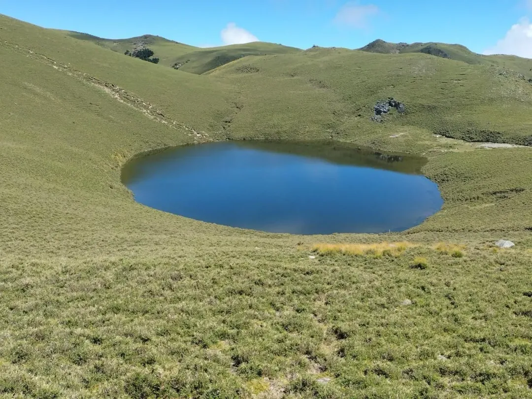 嘉明湖被山友稱為「天使的眼淚」。（圖／嘉明湖竑閩企業熊出沒團隊授權提供）