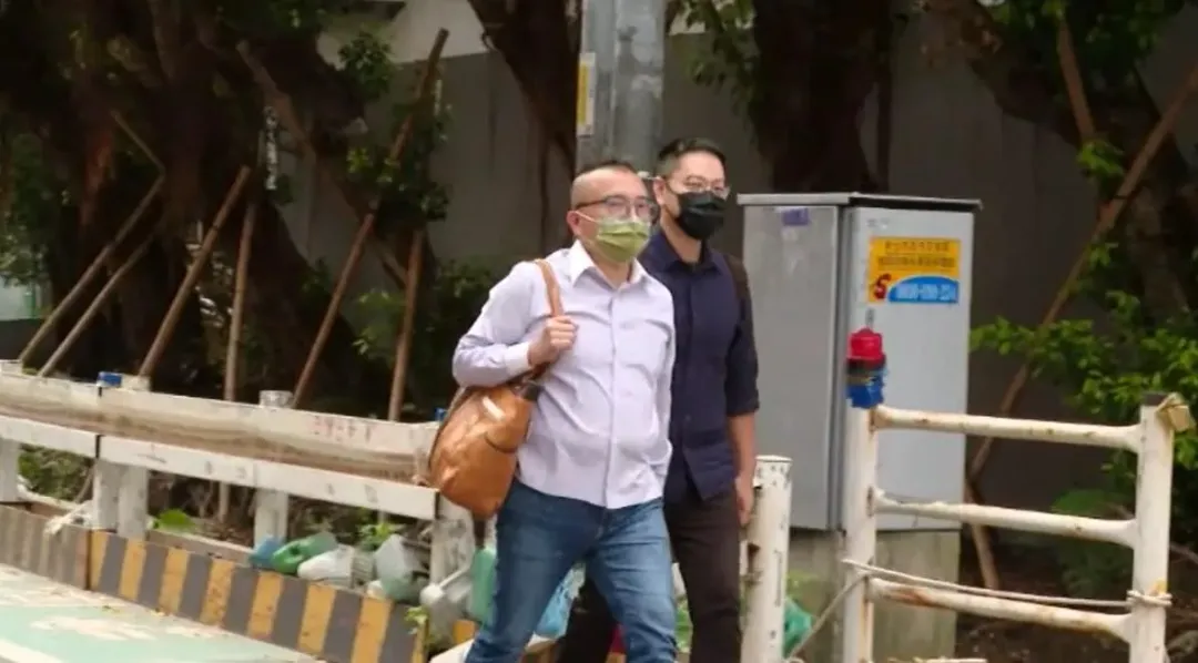 民眾黨秘書長周榆修(左)與發言人戴于文(右)日前遭檢方約談,現身調查局北機站。(圖/中天新聞)