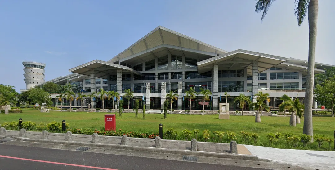 該架飛機隸屬於印尼某私人或企業包機服務公司，在花蓮機場降落並滑行至大坪時，發生鼻輪支架意外失效斷裂事故，導致飛機機鼻直接觸地，機體受損。（示意圖/翻攝自Google maps）
