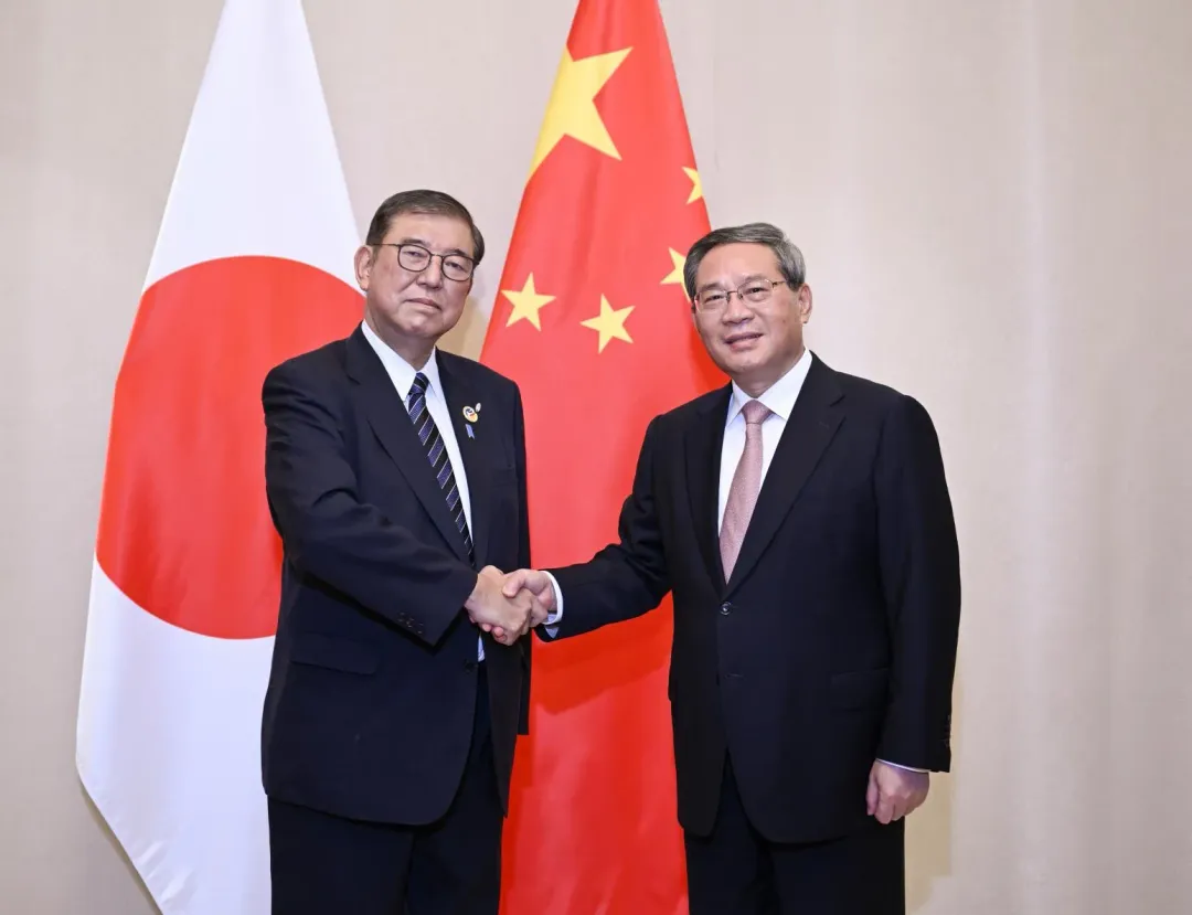 去年10月10日，大陸國務院總理李強（右）和日本首相石破茂在寮國永珍出席東亞合作領導人系列會議時會晤。（資料照／新華社）