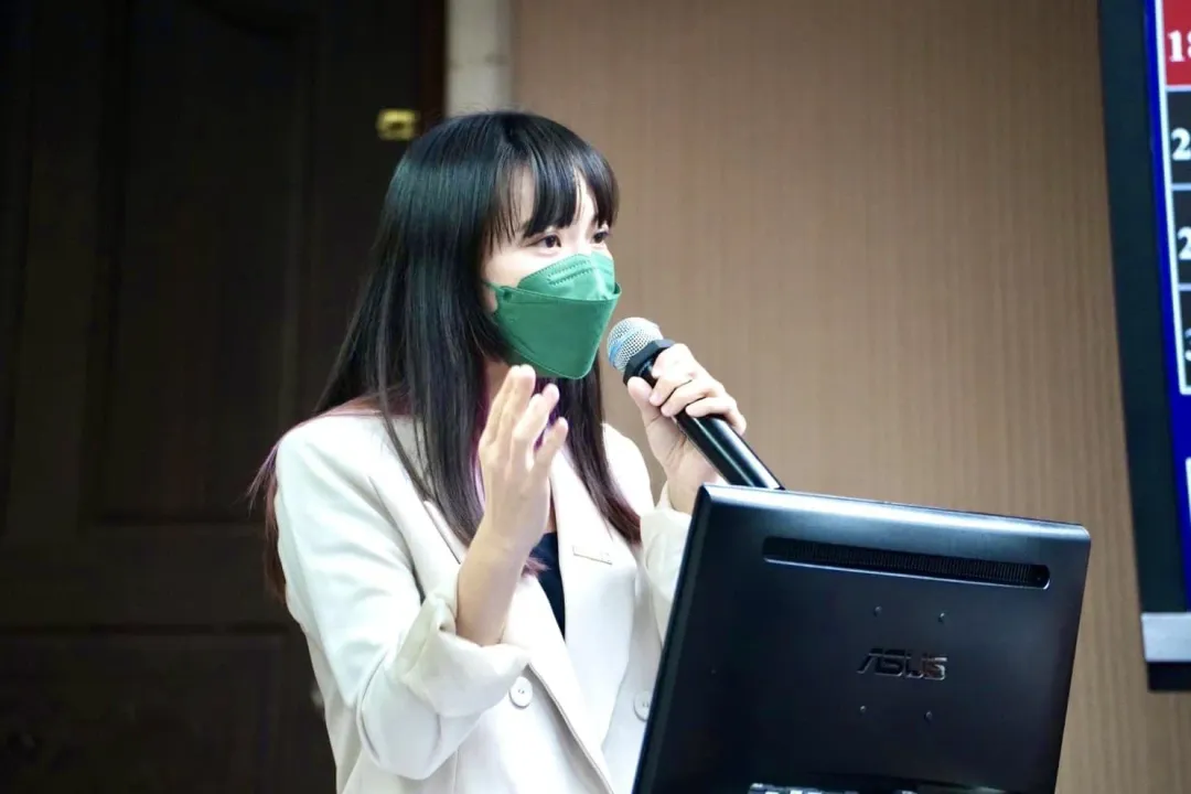 民進黨立委黃捷質疑，陳玉珍的牙齒昨天就斷了。（圖／翻攝自黃捷臉書）