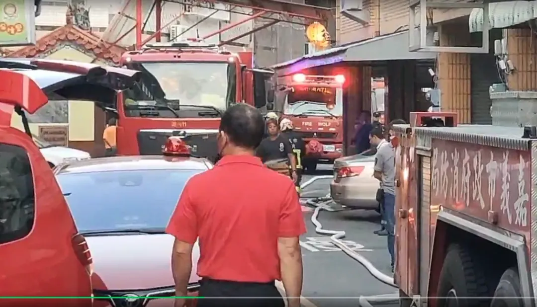 警消接獲報案后迅速出動6個分隊到場滅火,目前火勢已經受到控制。(圖/翻攝畫面)
