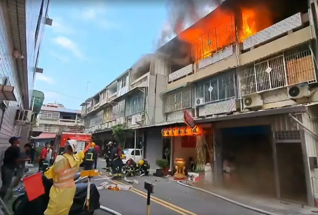嘉義市西區永吉二街今(11日)下午4時40分驚傳火警,火場為3層樓高鐵皮加蓋民宅,已全面燃燒。(圖/翻攝畫面)