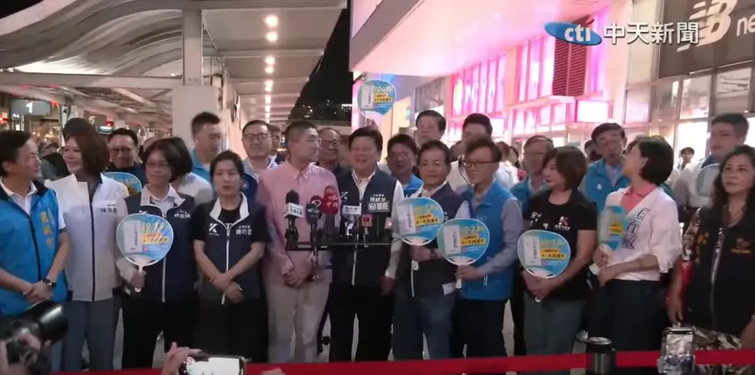 國民黨立院黨團昨晚大陣仗到訪基隆挺謝國樑。(圖/中天新聞)