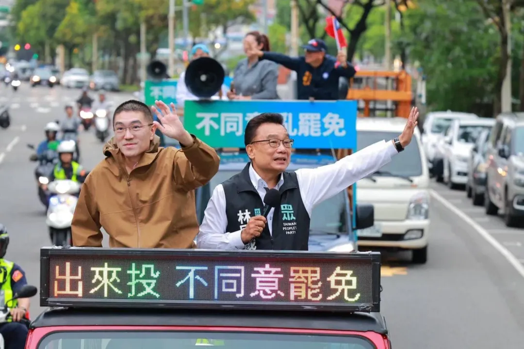 林國成陪同謝國樑車掃。(圖/翻攝謝國樑臉書)
