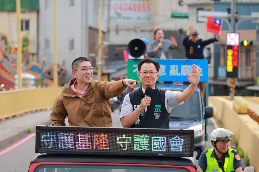 張啓楷陪同謝國樑車掃。(圖/翻攝謝國樑臉書)