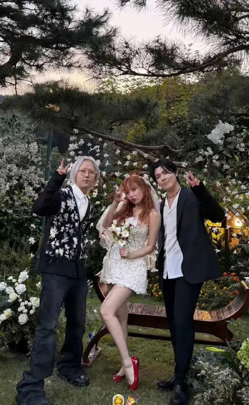 很有自己風格的泫雅,就連婚紗也與眾不同。(圖/翻攝自ion.the.way IG)
