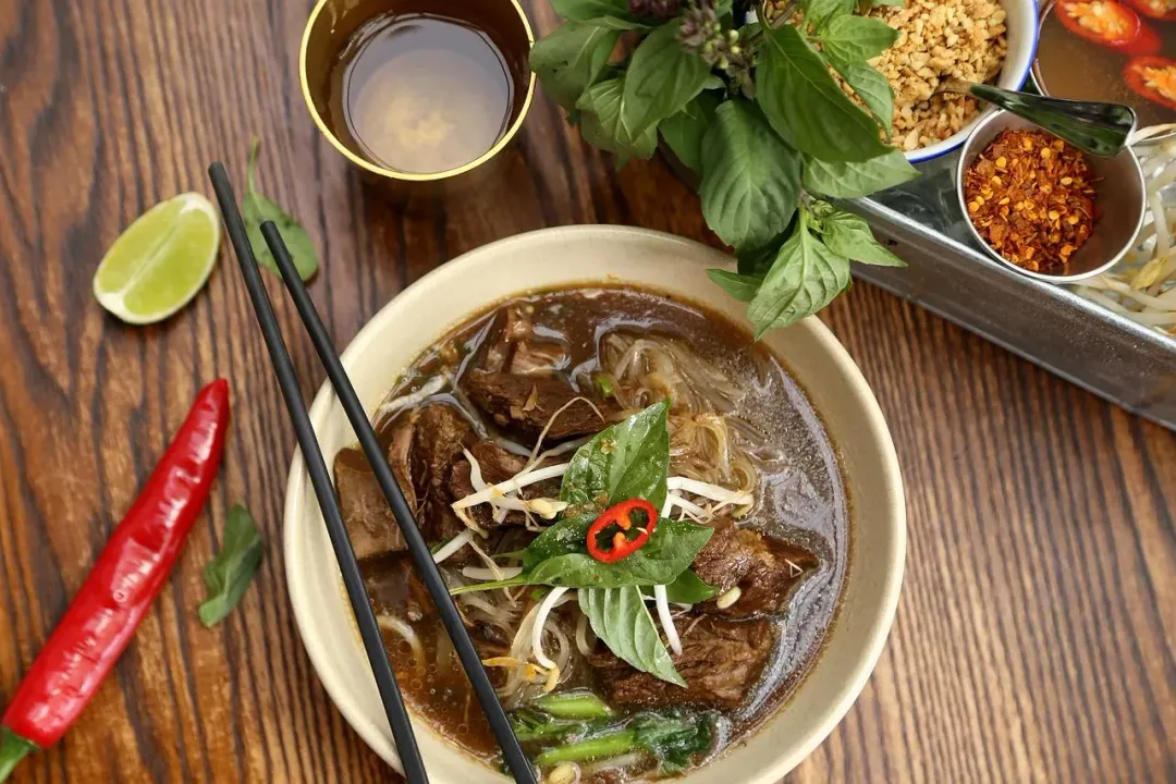 紅燒牛肉麵一碗的熱量就高達870kcal,是282kcal擔仔麵的3倍之多。(示意圖/pexels)