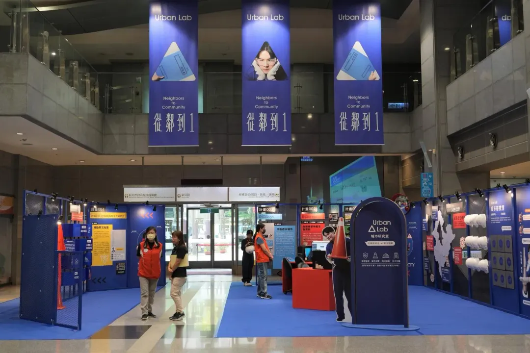 「從鄰到一」新北社造展即日起至10月20日於新北市政府一樓大廳展出。(圖/新北市文化局提供)