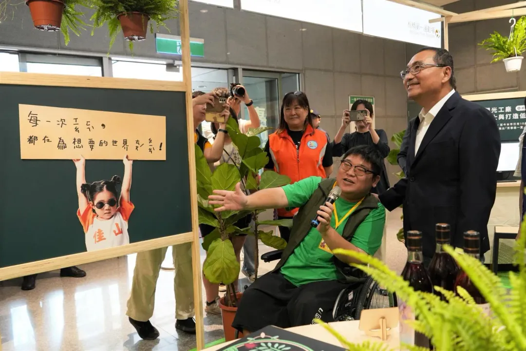 新北市侯友宜市長參觀市府一樓大廳展出的「從鄰到一」新北社造展。(圖/新北市文化局提供)