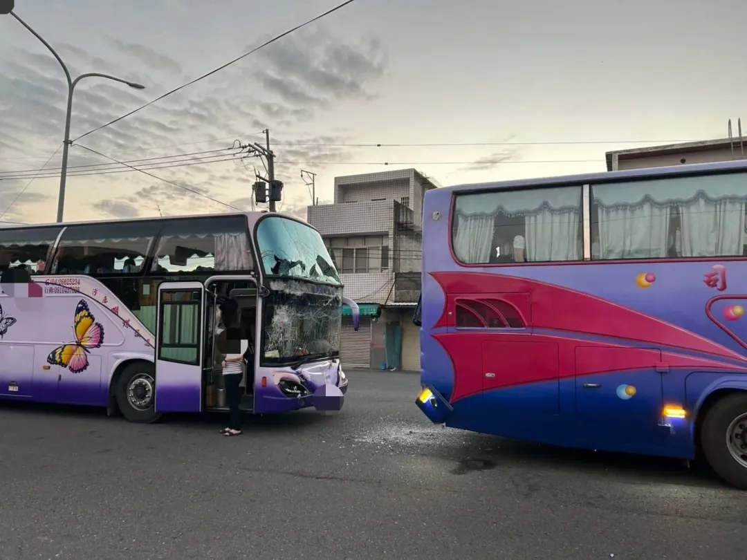 此次事故無人員傷亡，但遊覽車後車保險桿受損，遊覽車前方擋風玻璃碎裂。（圖／警方提供）