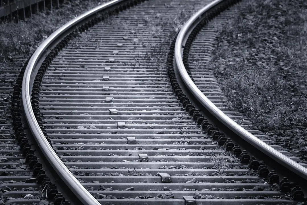 埃及傳出重大鐵路意外,列車出軌造成3死103傷。(示意圖/PIXABAY)