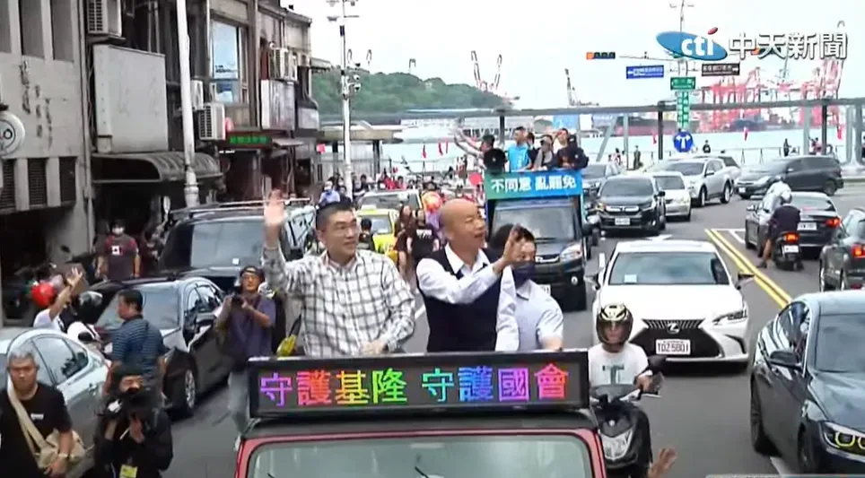 韓國瑜（右）陪同謝國樑車掃。（圖/中天新聞）
