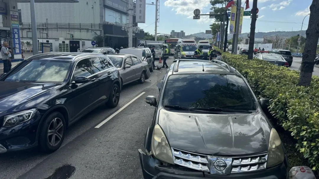 新北市新莊區中正路與新樹路口旁加油站前發生車禍。(圖/翻攝畫面)