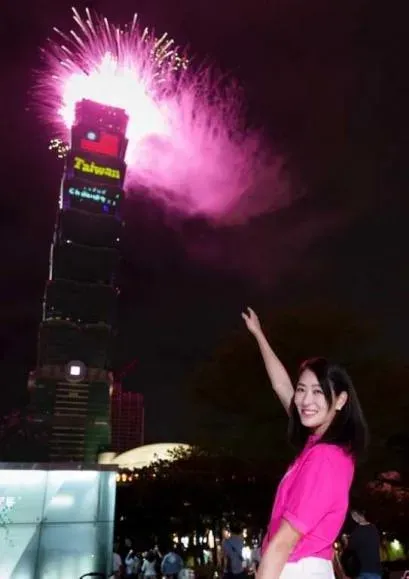 賈永婕接任台北101董座後，國慶日施放慶祝煙火褒貶不一，甚至有「歷史最丟臉」說法，但她隨後出國引發爭議，本人也解釋真相了。（圖／翻攝自賈永婕臉書）