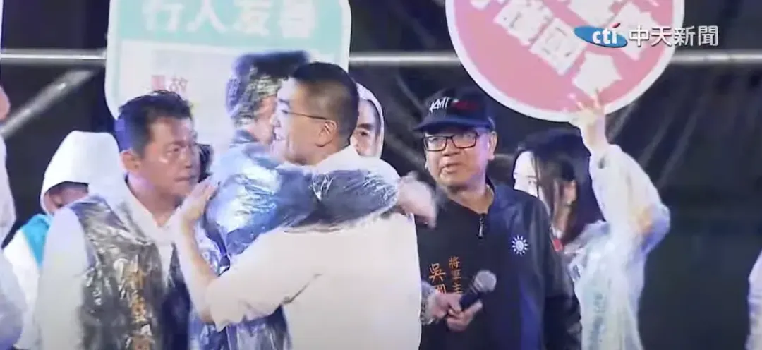 張善政上台與謝國樑擁抱。（圖／中天新聞）