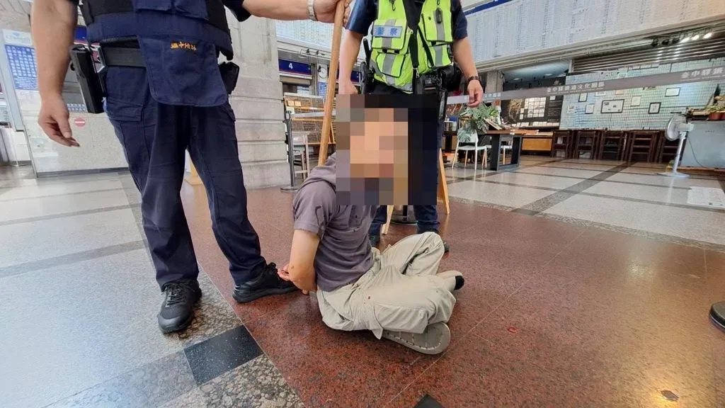 莽男偷菜刀台中車站狂揮舞,所長超霸氣壓制逮捕。(圖/翻攝畫面)
