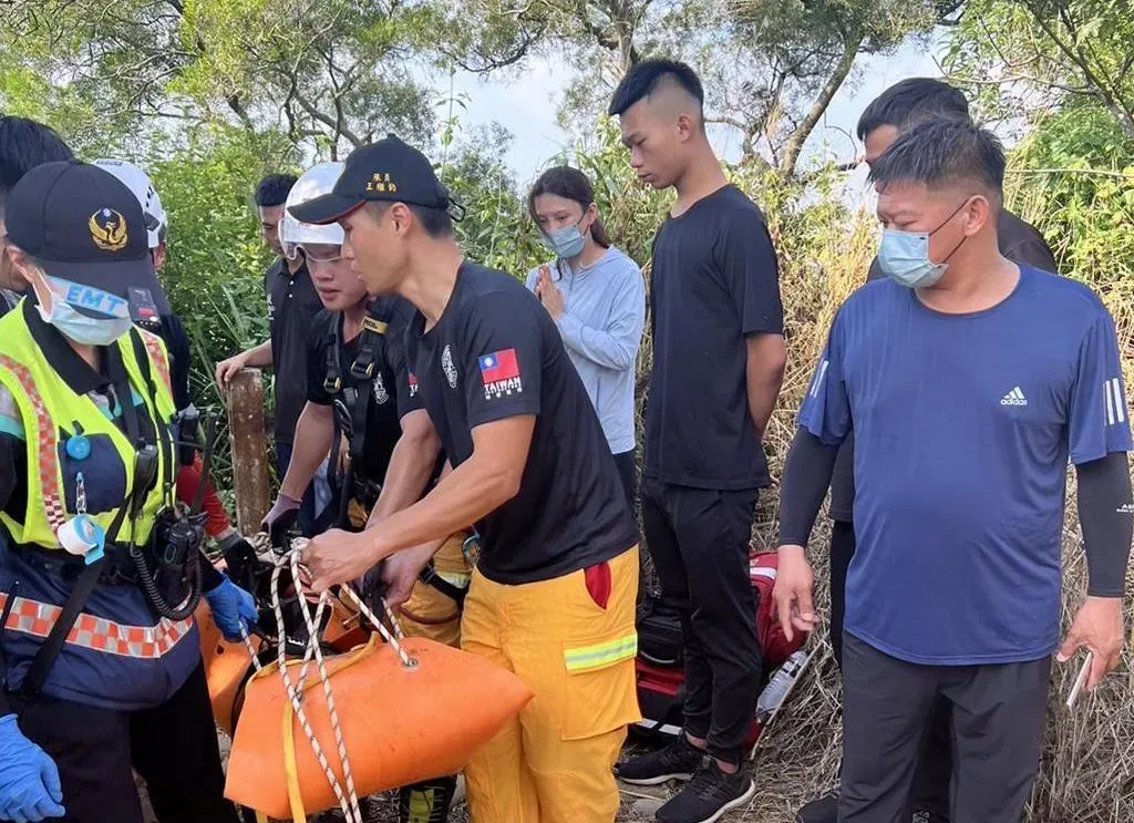 彰化1對夫妻到南投內樹尾山爬山,妻子意外墜落50米深陡坡,被救難人員送上路面。(圖/民眾提供)