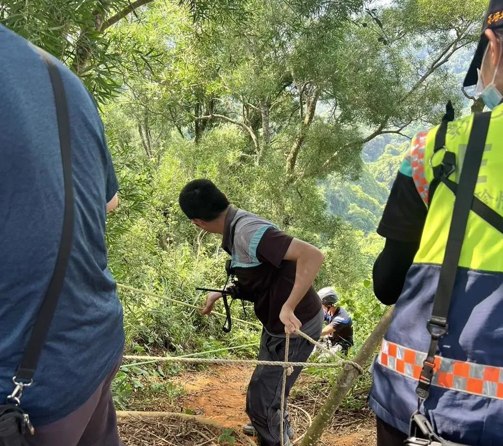 救難人員在現場透過定位確定劉女墜落位置,雖順利找到劉女,但對方已經重傷失去生命跡象。(圖/民眾提供)