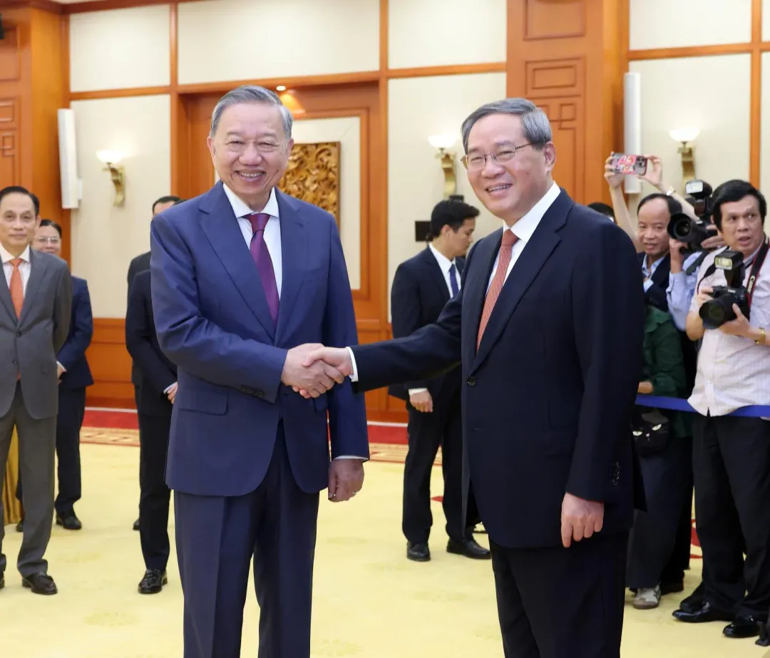 大陸總理李強(右)會晤越共總書記蘇林(左)。(圖/新華社)