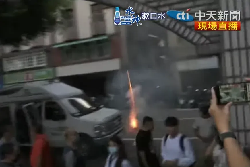 有支持者在國民黨基隆市黨部前放炮慶祝。(圖/中天新聞)