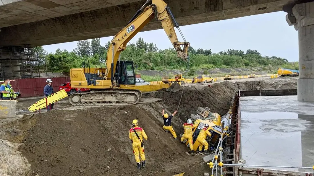 高雄工程水箱車翻覆。(圖/翻攝畫面)