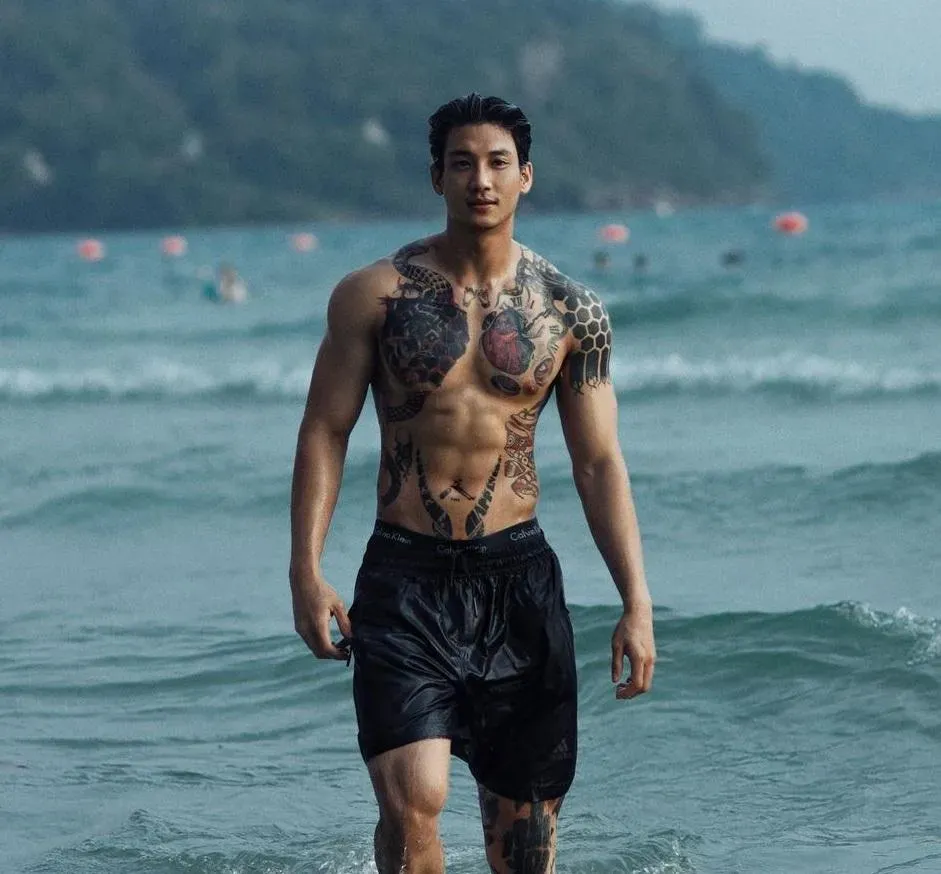 「地表最帥和尚」緬甸男星白英曾和珍娜公主合作鬼片《鬼氣球》,十分叫座。(圖/翻攝自Instagram@paing_takhon_official)