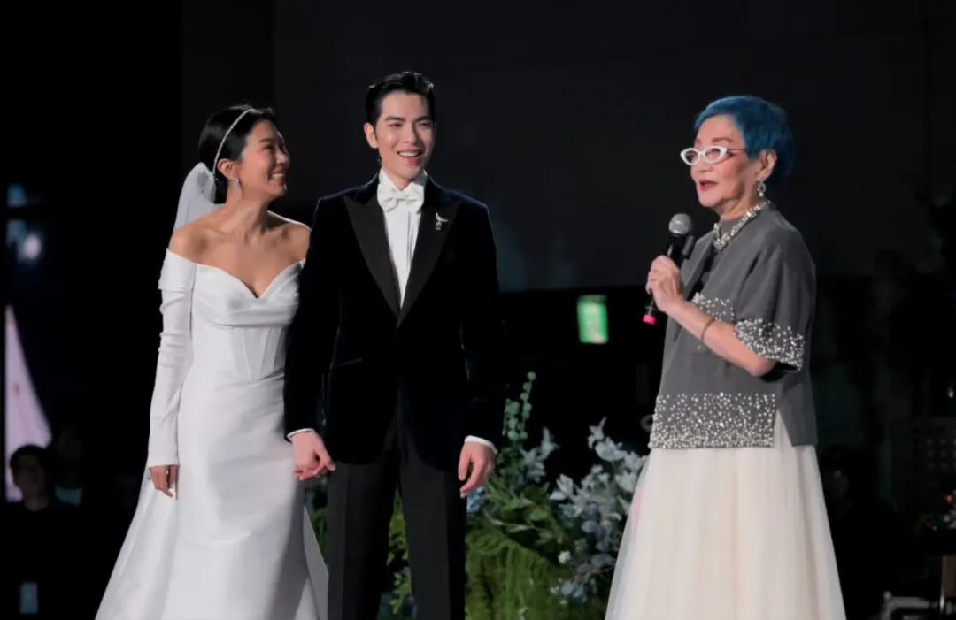 久未出現在幕前的張小燕出席蕭敬騰的婚禮當證婚人。（圖／喜鵲娛樂提供）