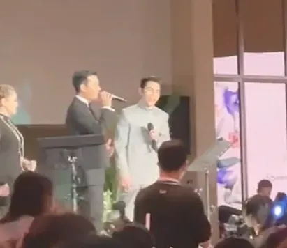 周興哲（左側黑衣）在台上和蕭敬騰合唱。（圖／翻攝自Instagram@janetdazzling）