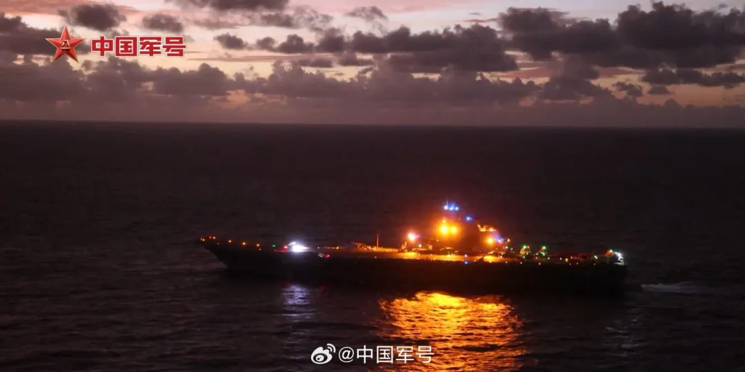 大陸航母「遼寧艦」參與「聯合利劍-2024B」圍台軍演。（圖／翻攝微博「中國軍號」）