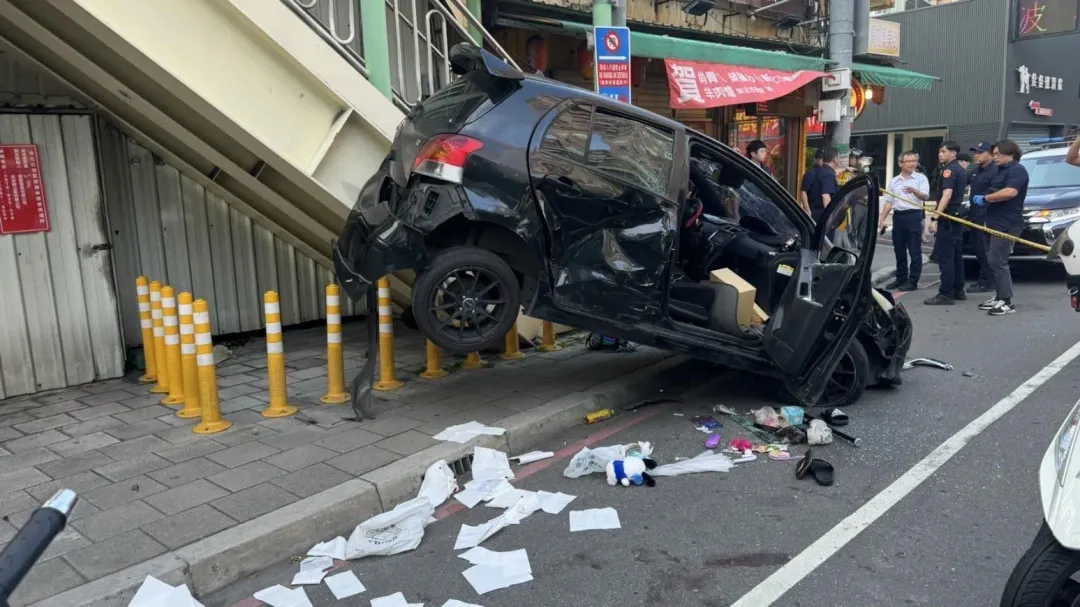 拒檢車輛遭警方攔截圍捕攔下。(圖/翻攝畫面)