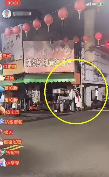 張男扮作女鬼在路上嚇人。(圖/爆料公社二社FB)